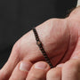 "Bodyguards Collane" presenta una collana elegante con accenti in noce e argento antico.