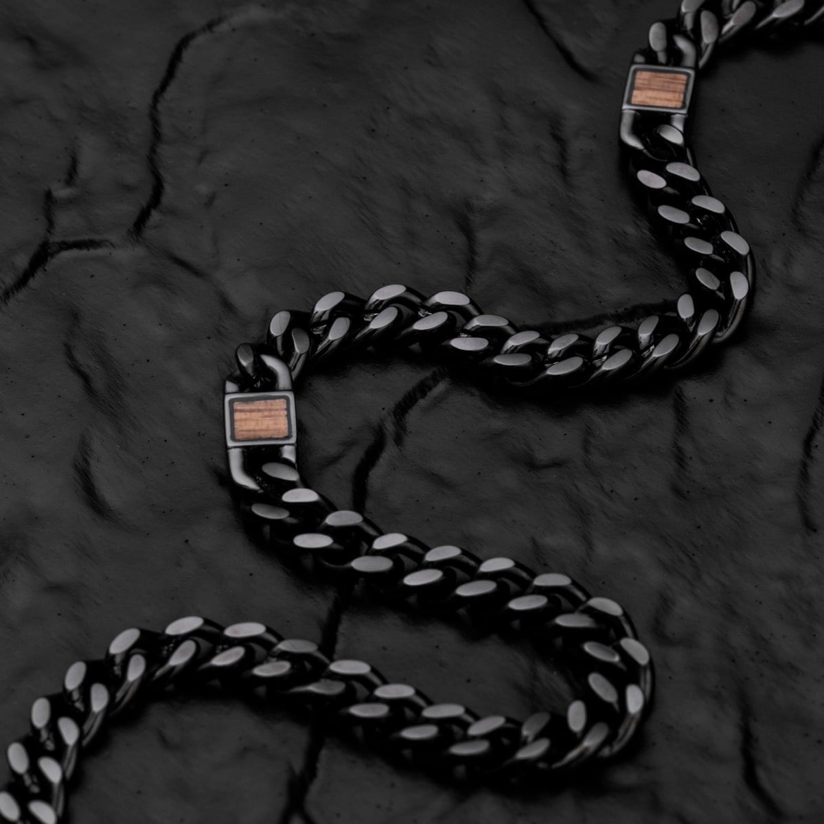 Bracciale a catena "Bodyguards Strap" con un design elegante in noce e grigio scuro.