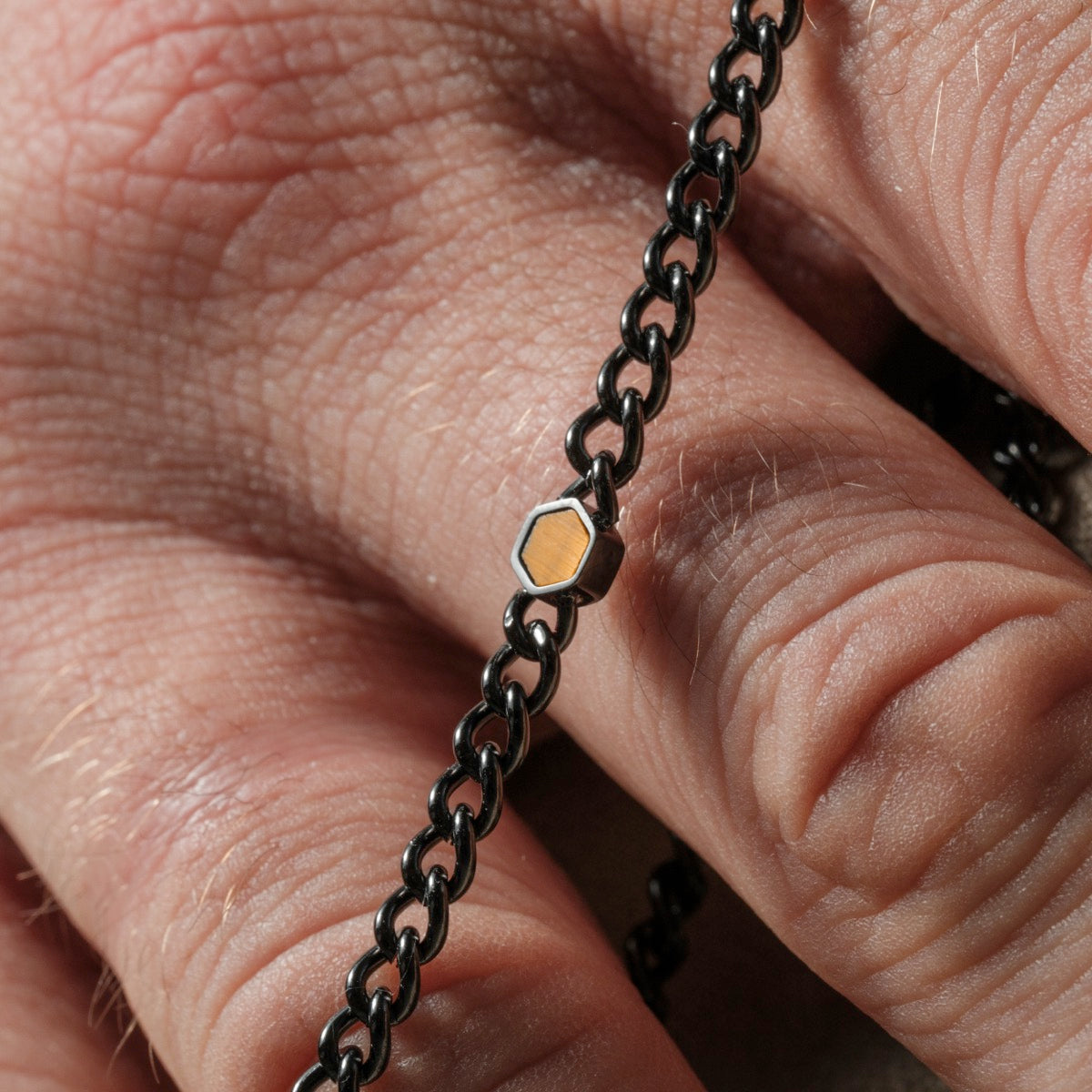 Collana "Bodyguards Collane" con catena grigio scuro e accento Occhio di Tigre, che mostra un design elegante e moderno.