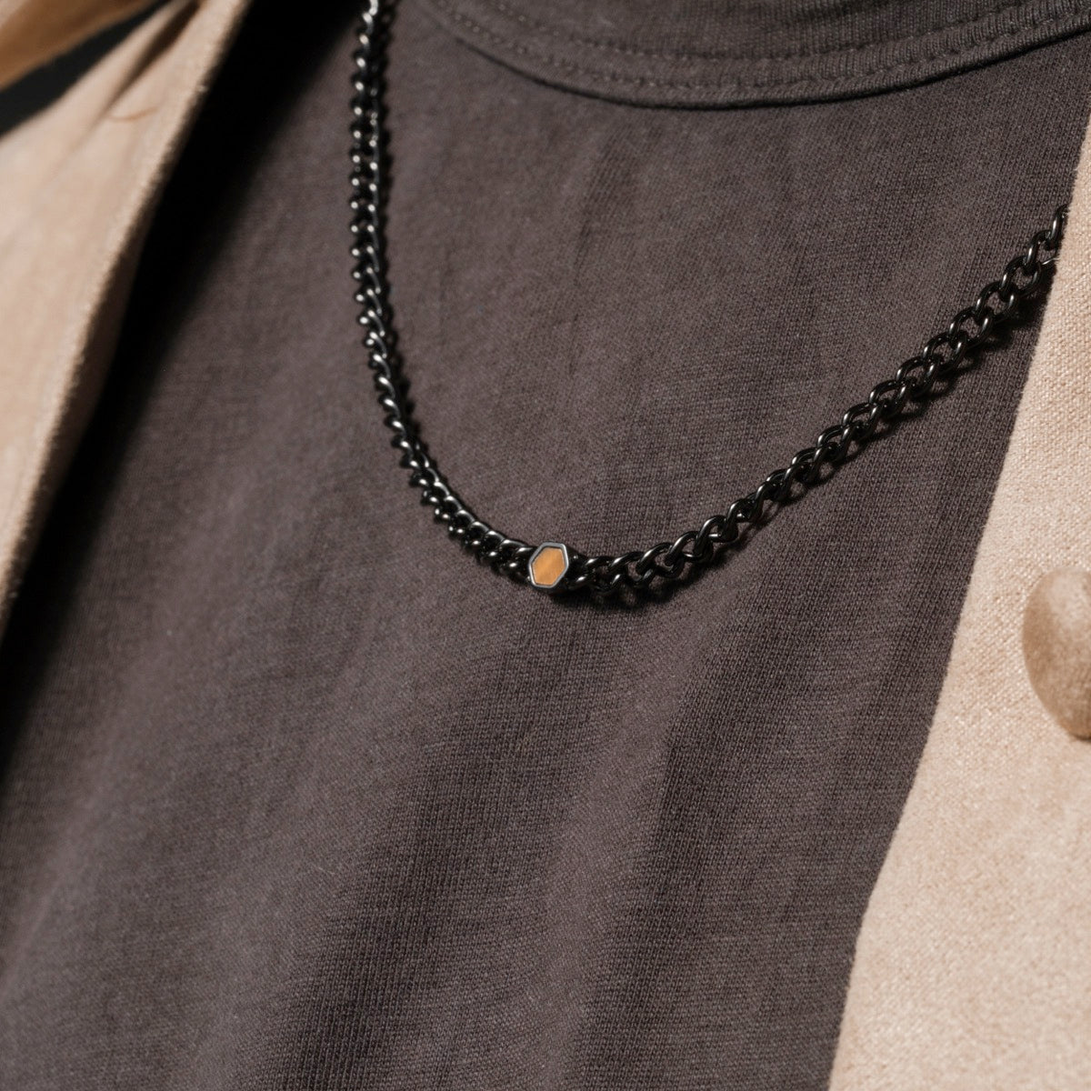 Collana "Bodyguards Collane" con Occhio di Tigre in un design grigio scuro ed elegante.