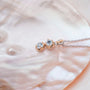 Collana "Silverstream" in topazio e oro, con un design delicato ed elegante su una superficie lucentezza.