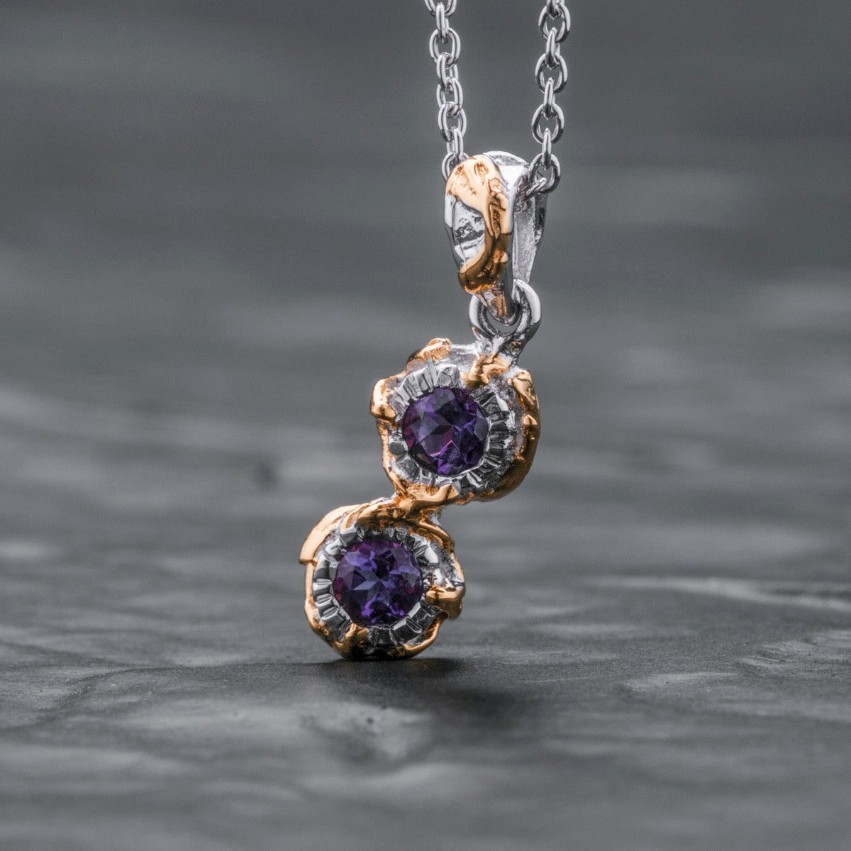 Collana "Silverstream" con pietre preziose ametiste con accenti dorati e un design elegante ed elegante.