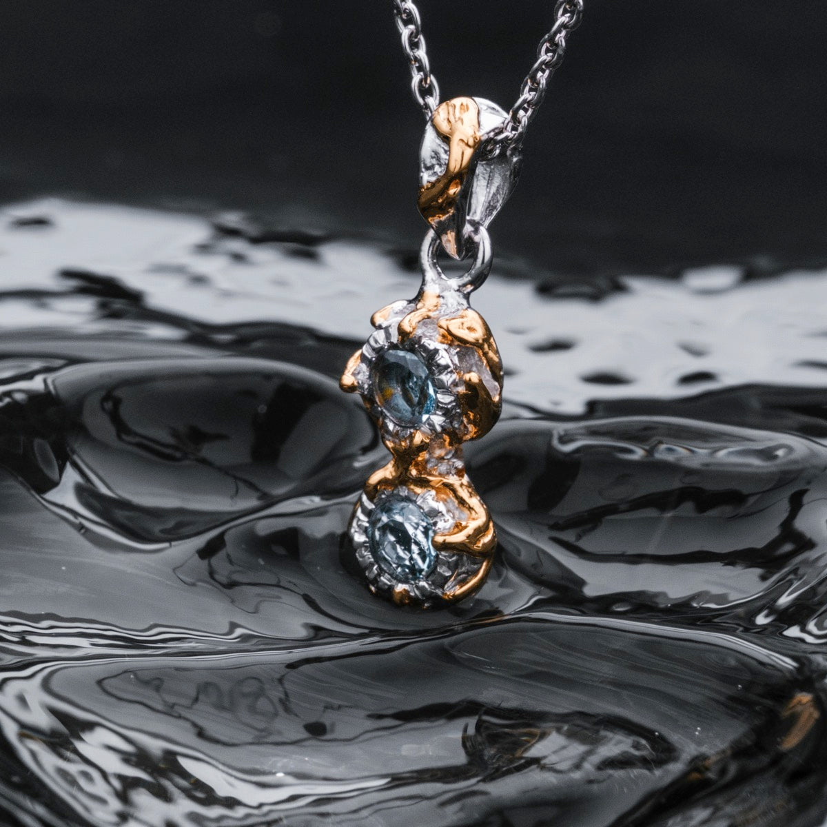 Collana "Silverstream" con accenti tomaci e oro con un design elegante e avvolgente.