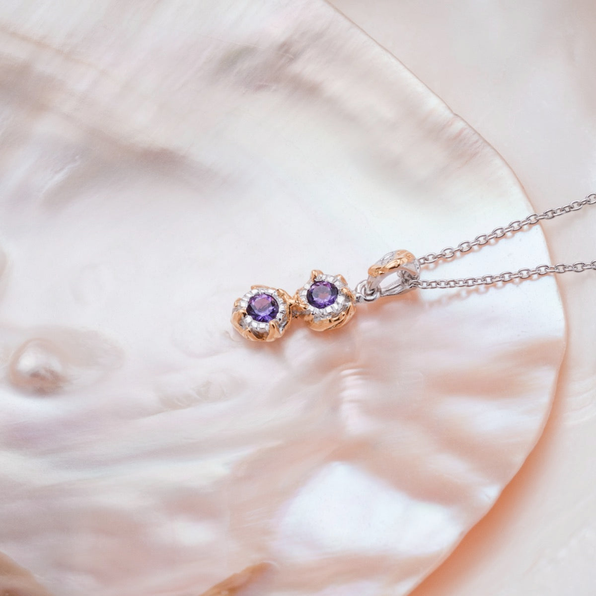 Collana argentata: Elegante collana con accenti ametista e oro, dal design delicato e raffinato.