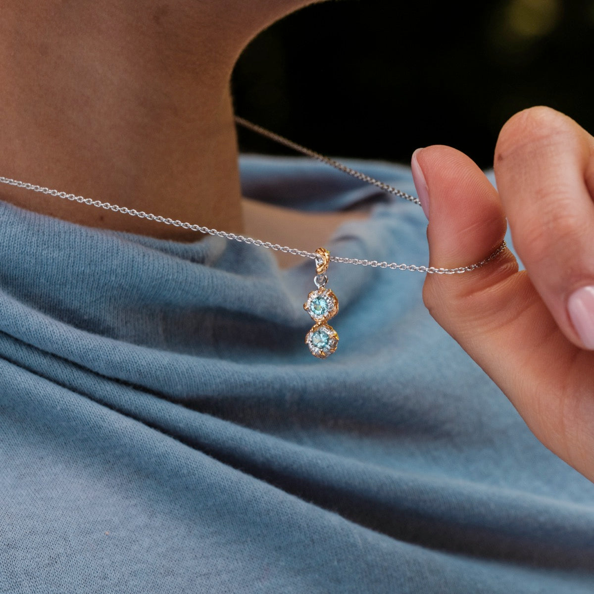Collana "Silverstream" con gemme tomatiche in un ambiente oro con uno stile elegante ed elegante.