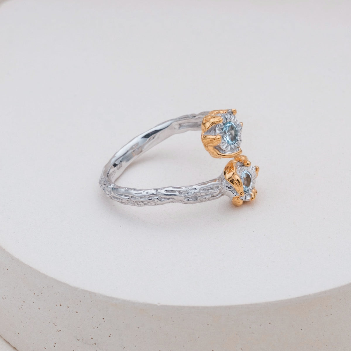 Anello "Silverstream Ring" con accenti topazi, con un design argentato e dorato.