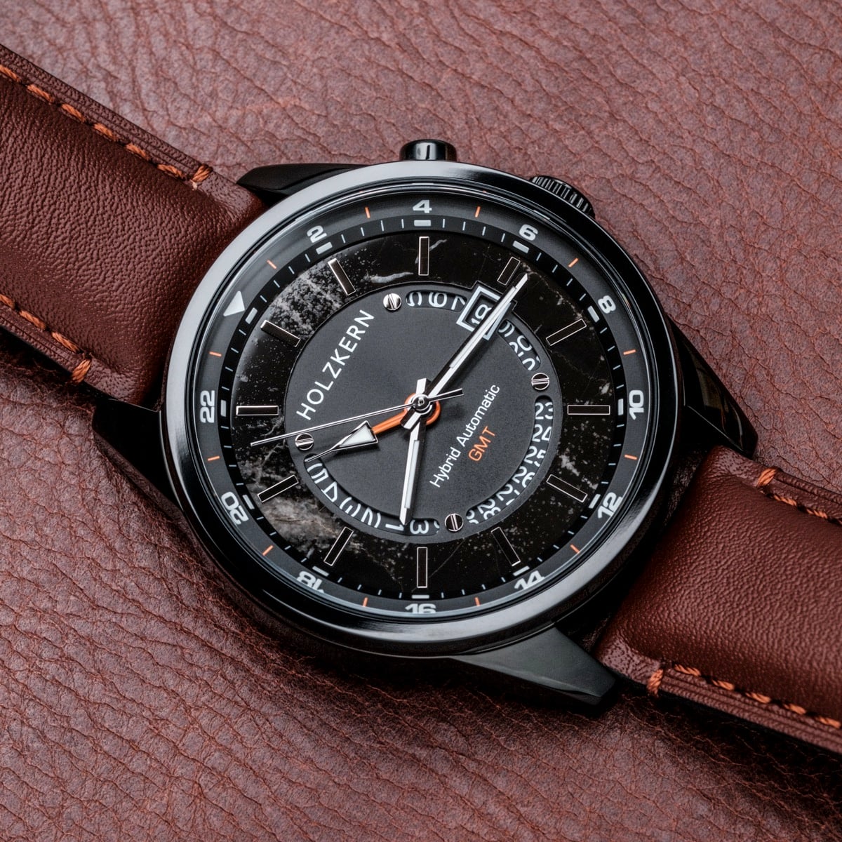 Orologio "Gmt Skywhirl", caratterizzato da un design in marmo e nero con un aspetto elegante e moderno su una cinghia in pelle marrone.