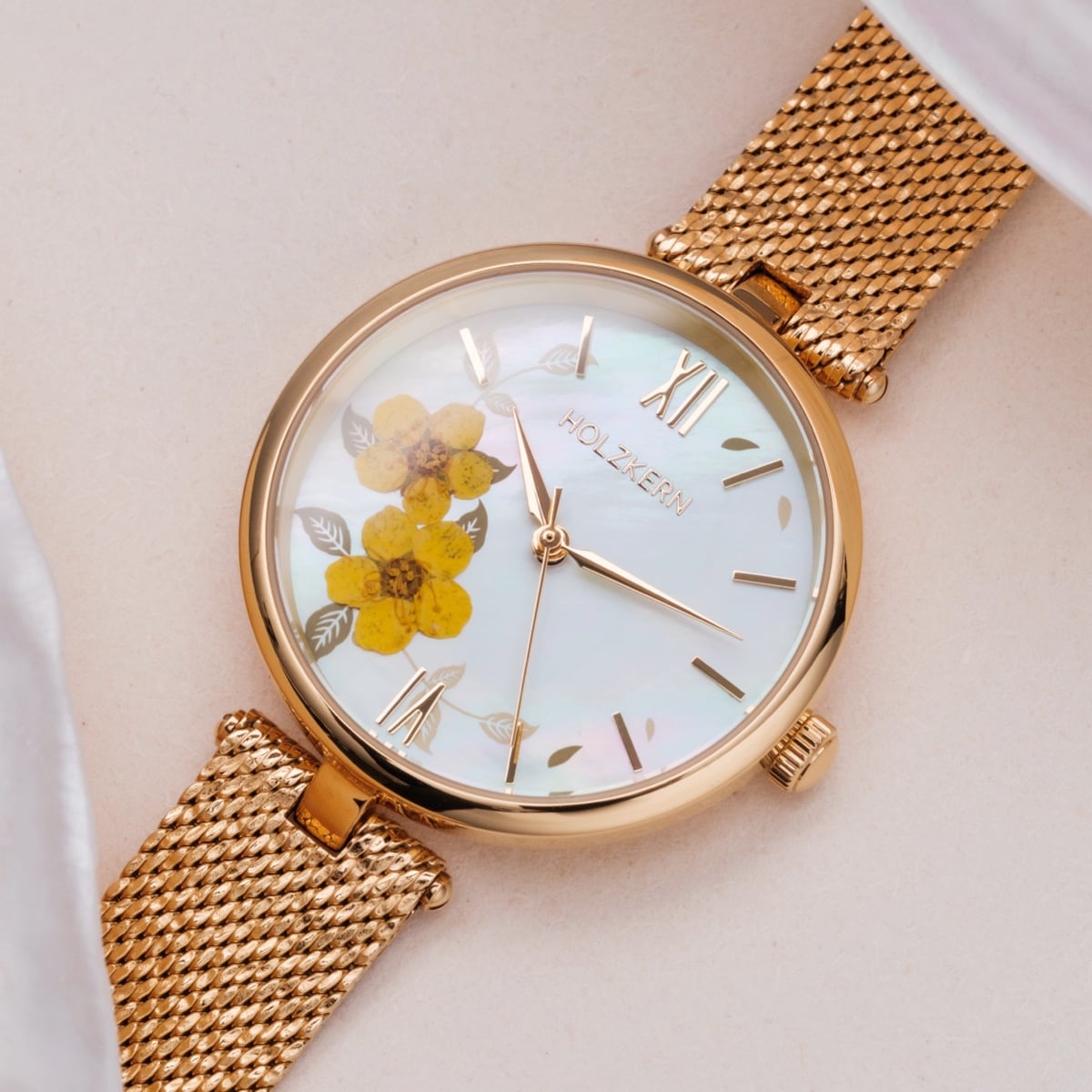 Orologio "Everbloom" con disegno floreale, con fiori di prugne e una cinghia in mesh oro.