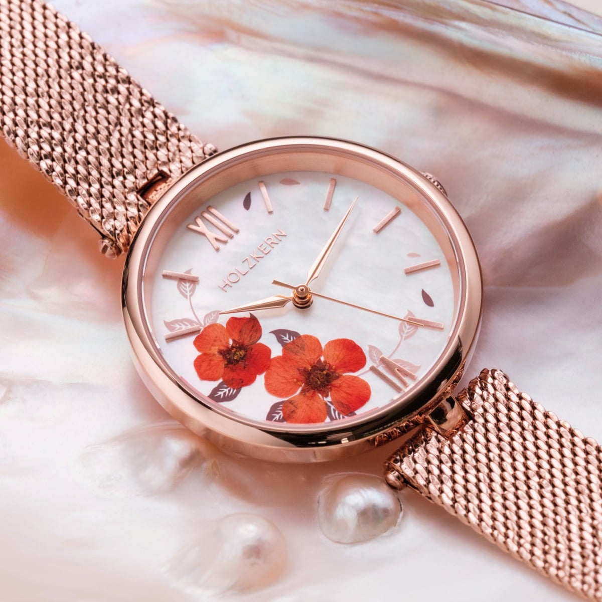 Orologio "Everbloom" in fiore di prugne e oro rosa con dettagli floreali intricati sul quadrante.