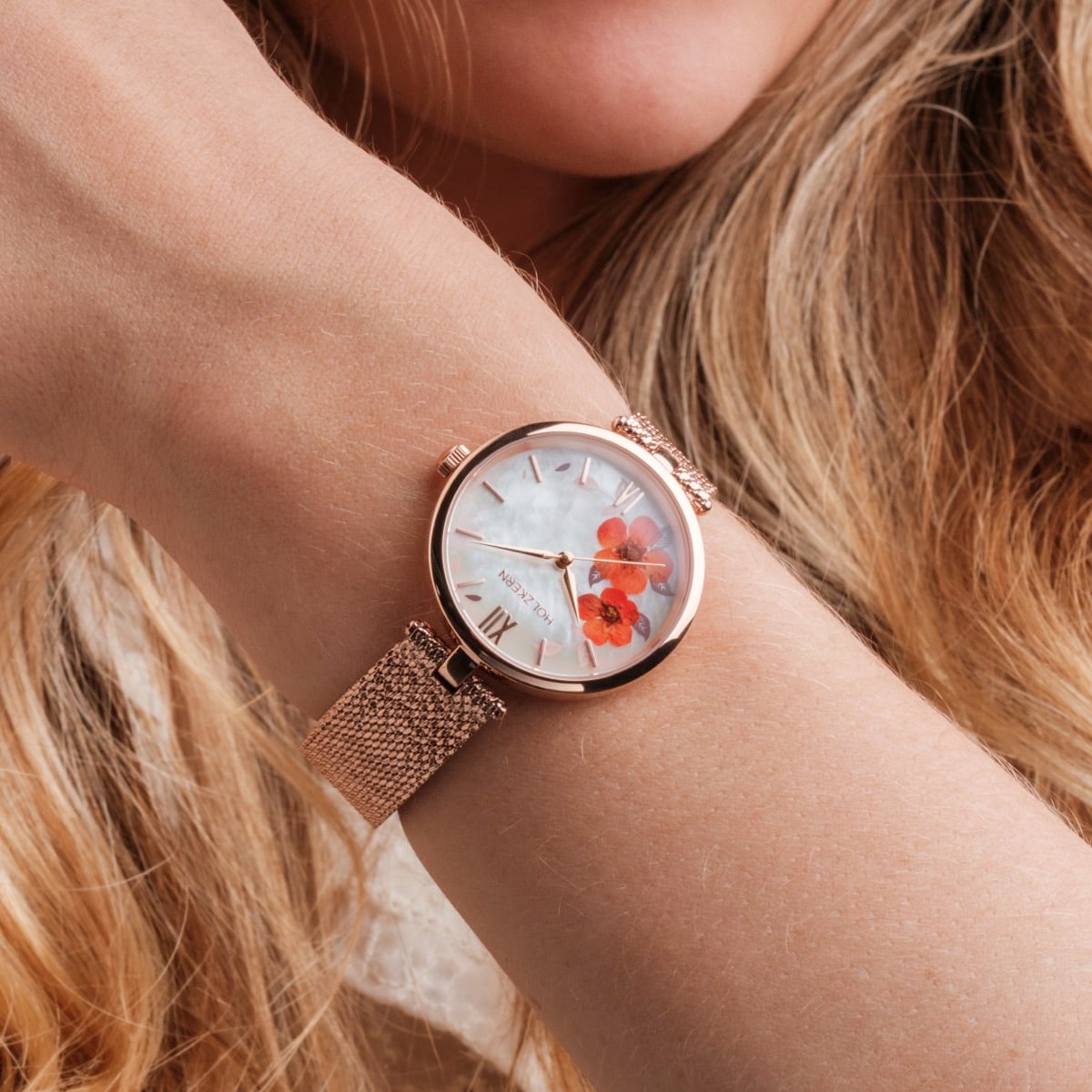 Orologio "Everbloom" con finitura oro rosa e design fiore prugna, fondendo eleganza con un tema floreale.