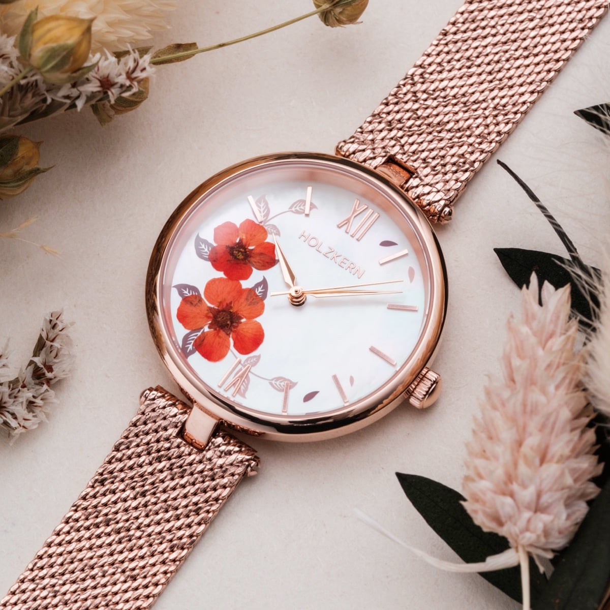Orologio da polso "Everbloom" con disegno floreale, accenti in oro rosa e motivo fiore prugna.