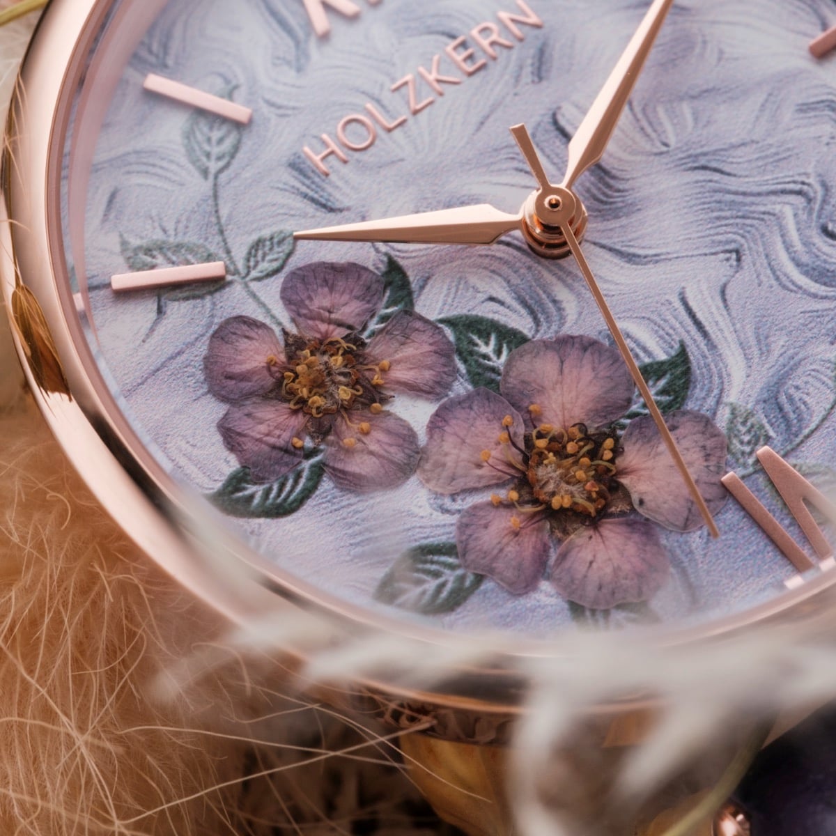 Orologio "Everbloom" con motivo floreale ed eleganti toni viola.