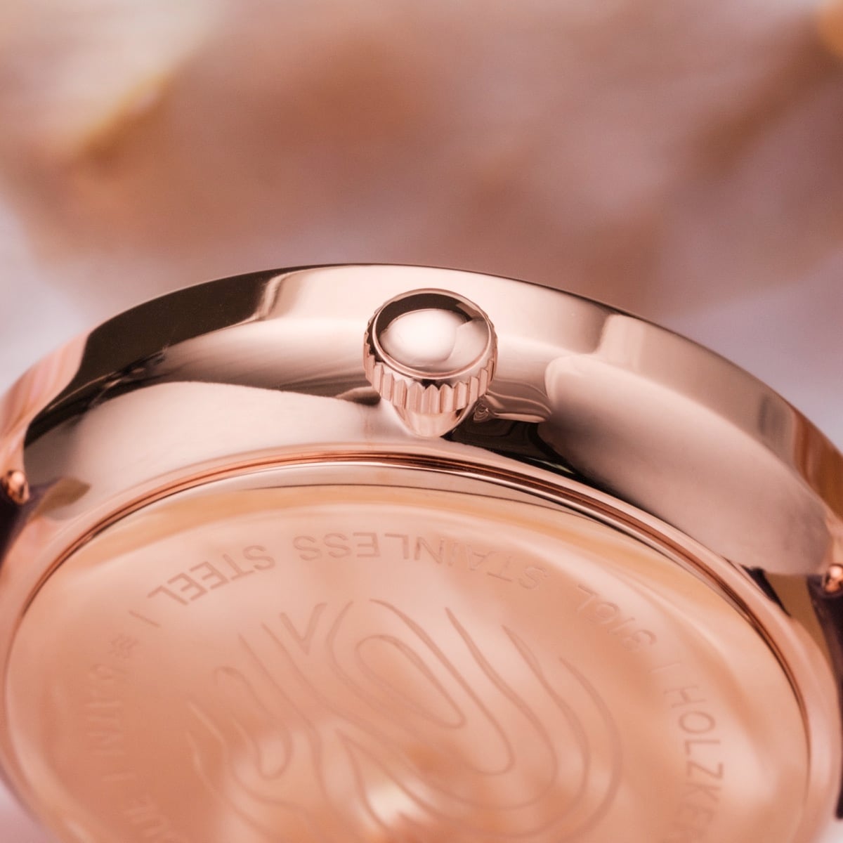 Orologio "Everbloom", con motivo a fiori di prugna e finitura in oro rosa elegante.