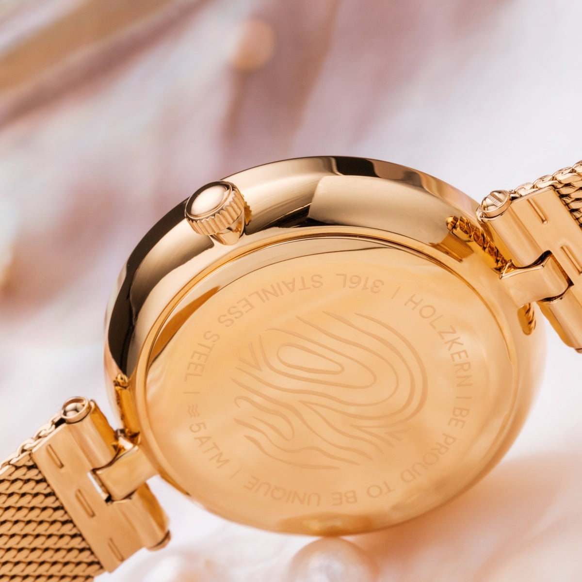 Orologio "Everbloom" con un involucro in acciaio inox oro e design elegante.