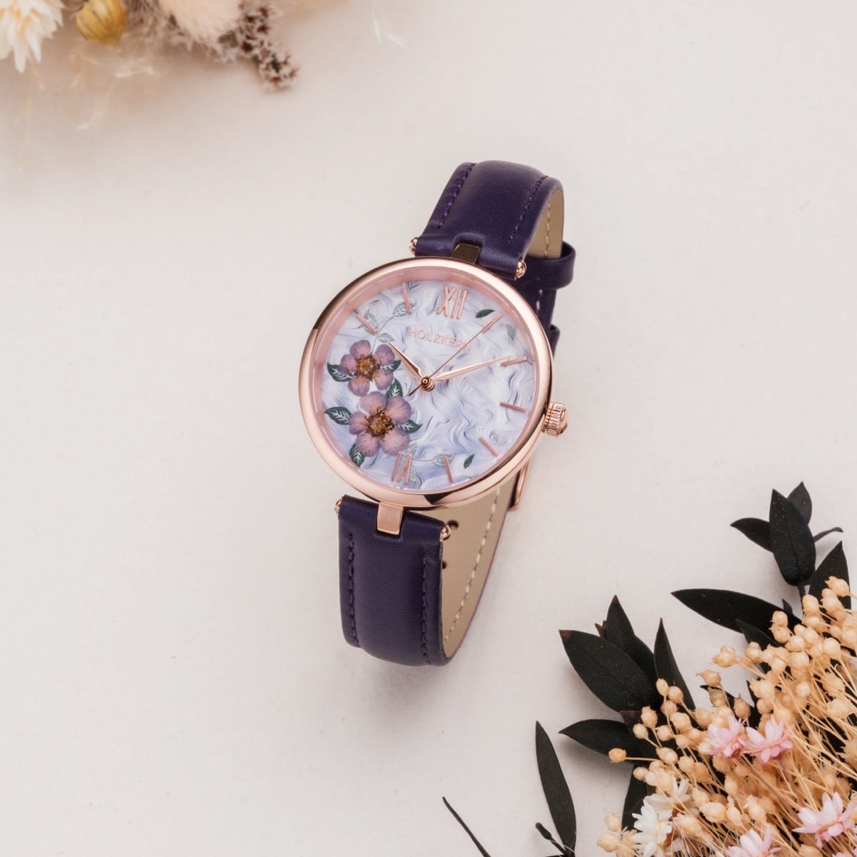 Orologio da polso "Everbloom" con design floreale con fiori di prugna e accenti viola.