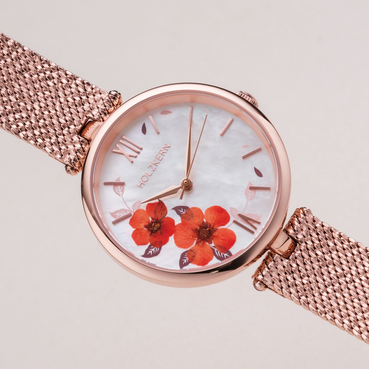 "Everbloom" orologio con disegno fiore di prugne e cinturino in maglia oro rosa.