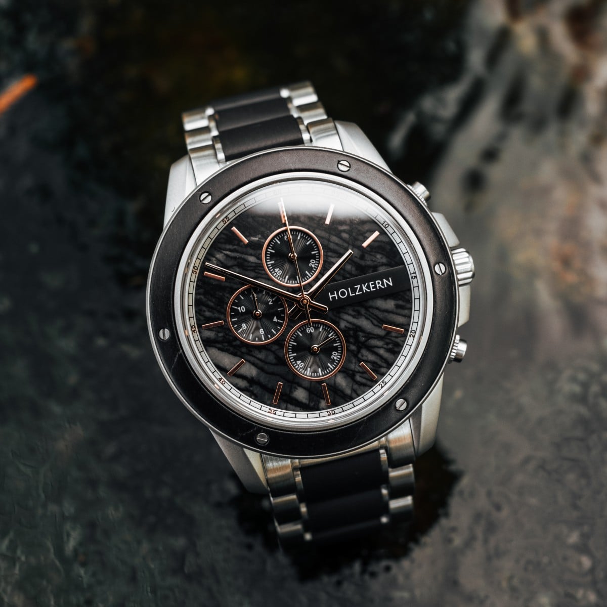 Orologio "Erec" con un design sorprendente in acero e marmo, caratterizzato da un mix di eleganza e stile moderno.