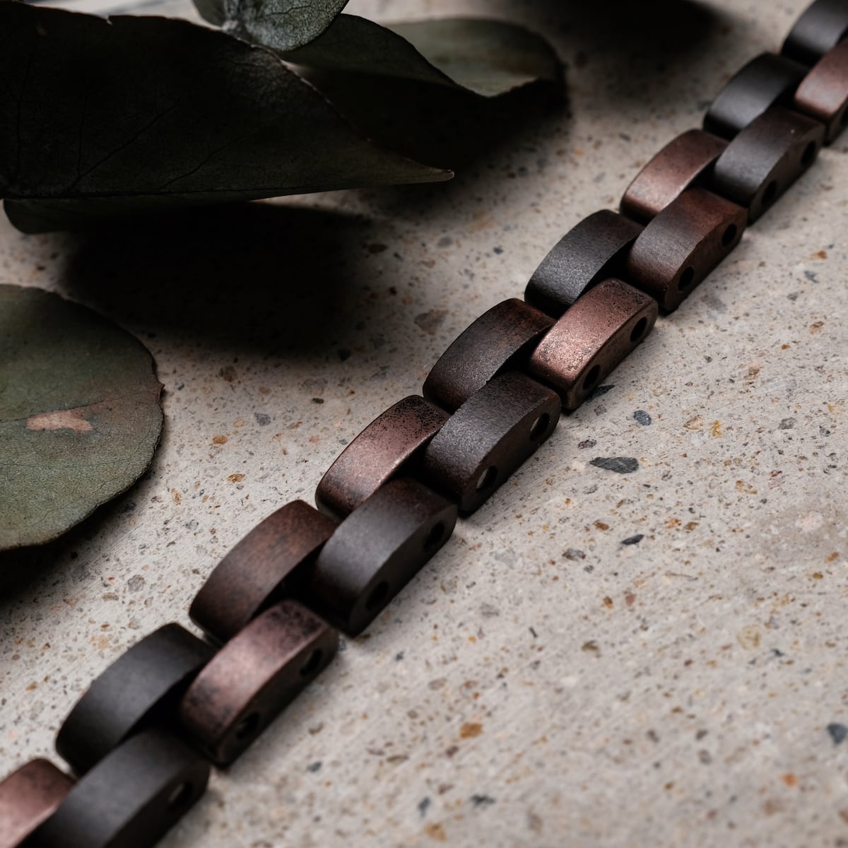 Bracciale "Rondo", con acero e antichi collegamenti in rame, presenta uno stile visivo rustico ed elegante.