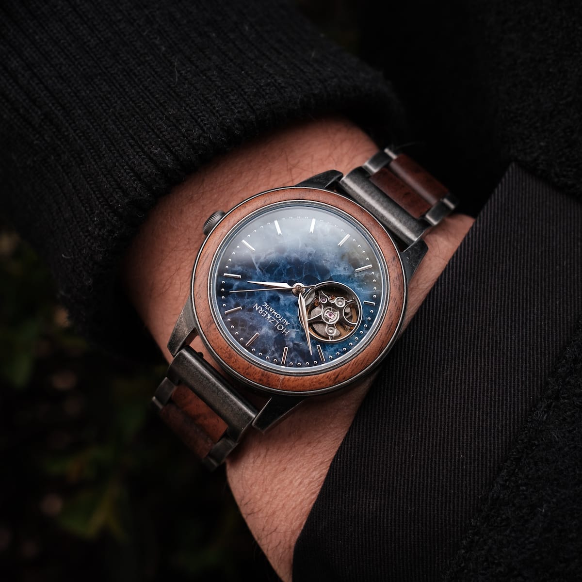 Orologio "Alrakis", con un design in noce e marmo per un look elegante e sofisticato.
