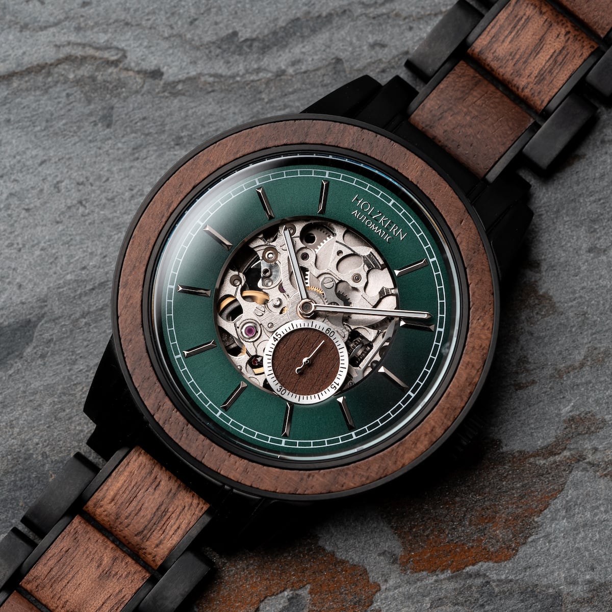 Orologio "Sigiriya" con lunetta in legno di noce e design meccanico intricato.