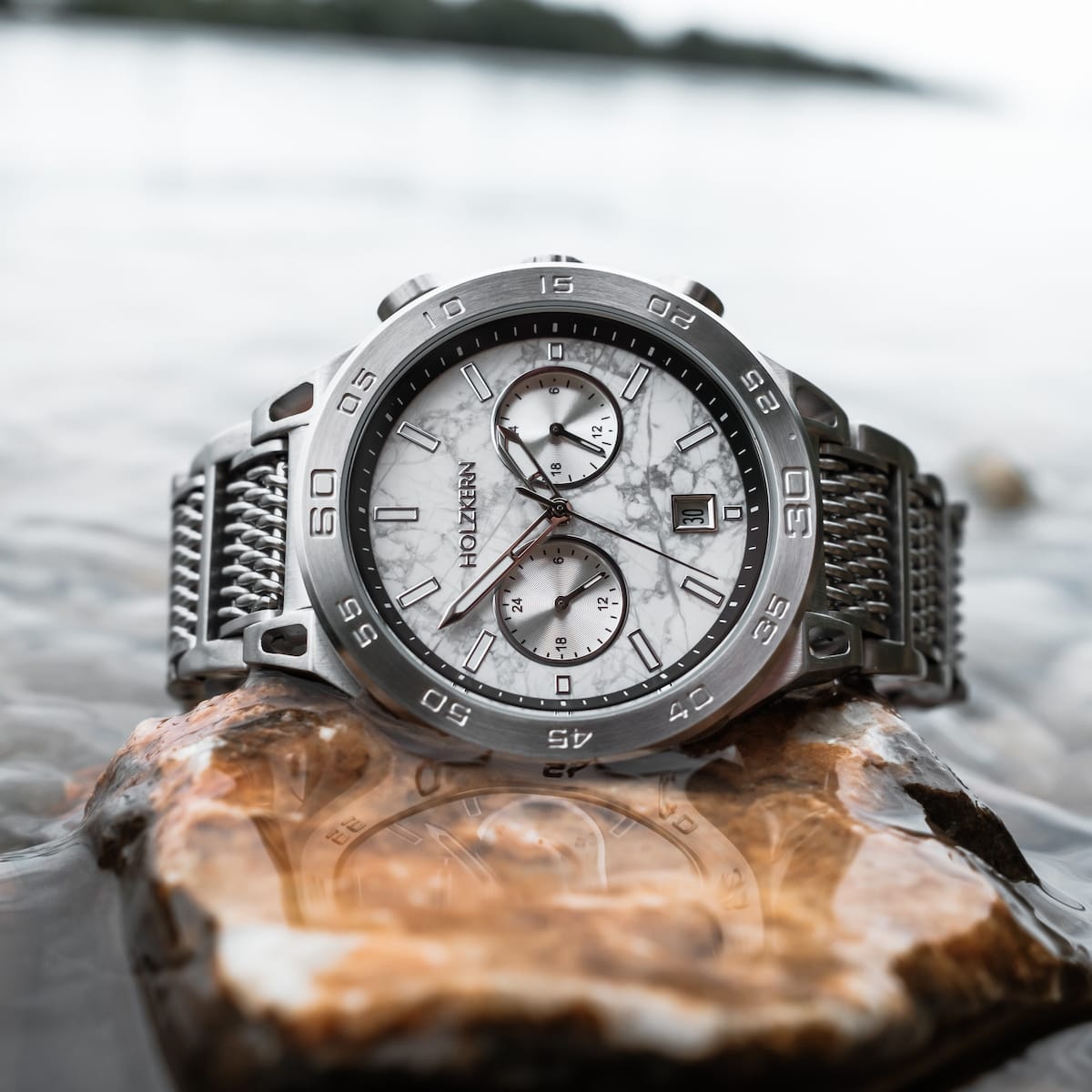 "Elqui", a stylish watch, featuring a marble face and silver accents in an elegant design.