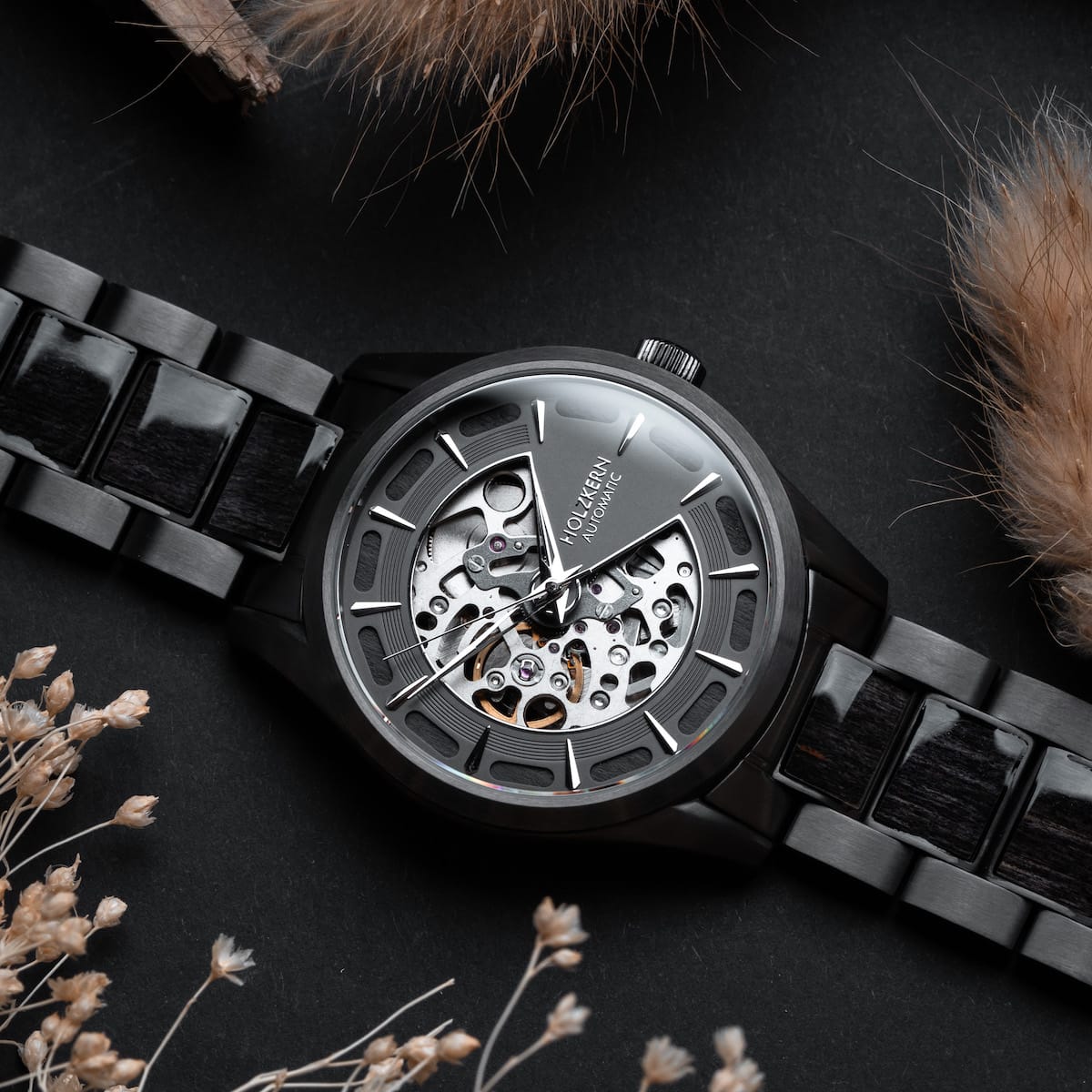 Orologio "Morasko" in acero e grigio scuro con un design elegante e moderno.