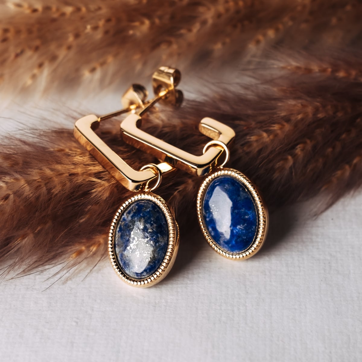 Orecchini a specchio, caratterizzati da un design moderno con lapis lazuli e accenti in oro.