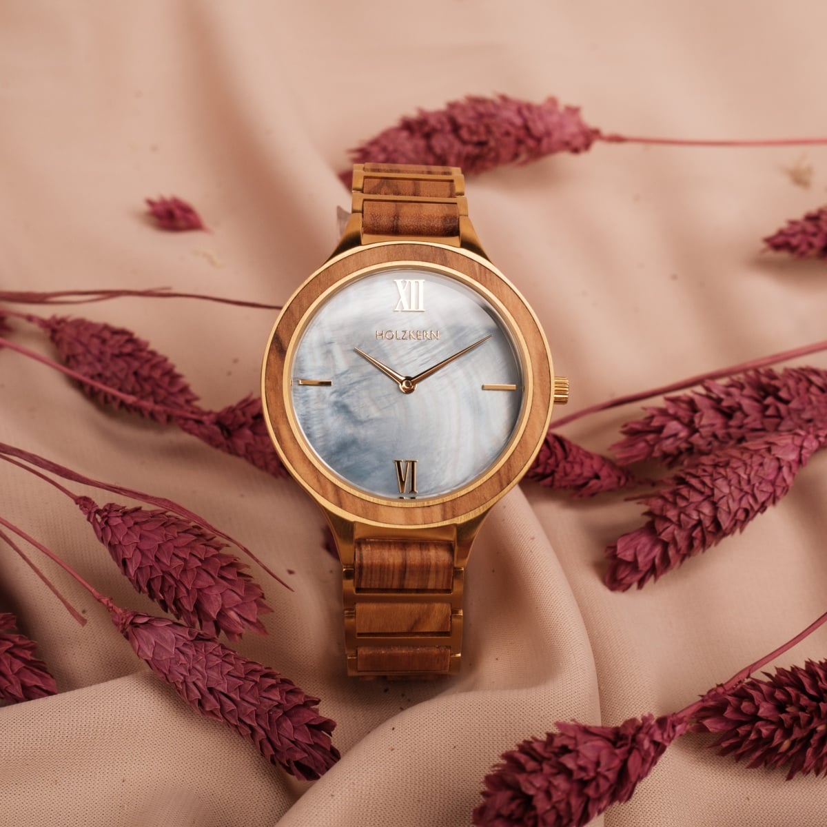 Orologio "Capri" con accenti in legno di ulivo e nacre, elegantemente in stile naturale.