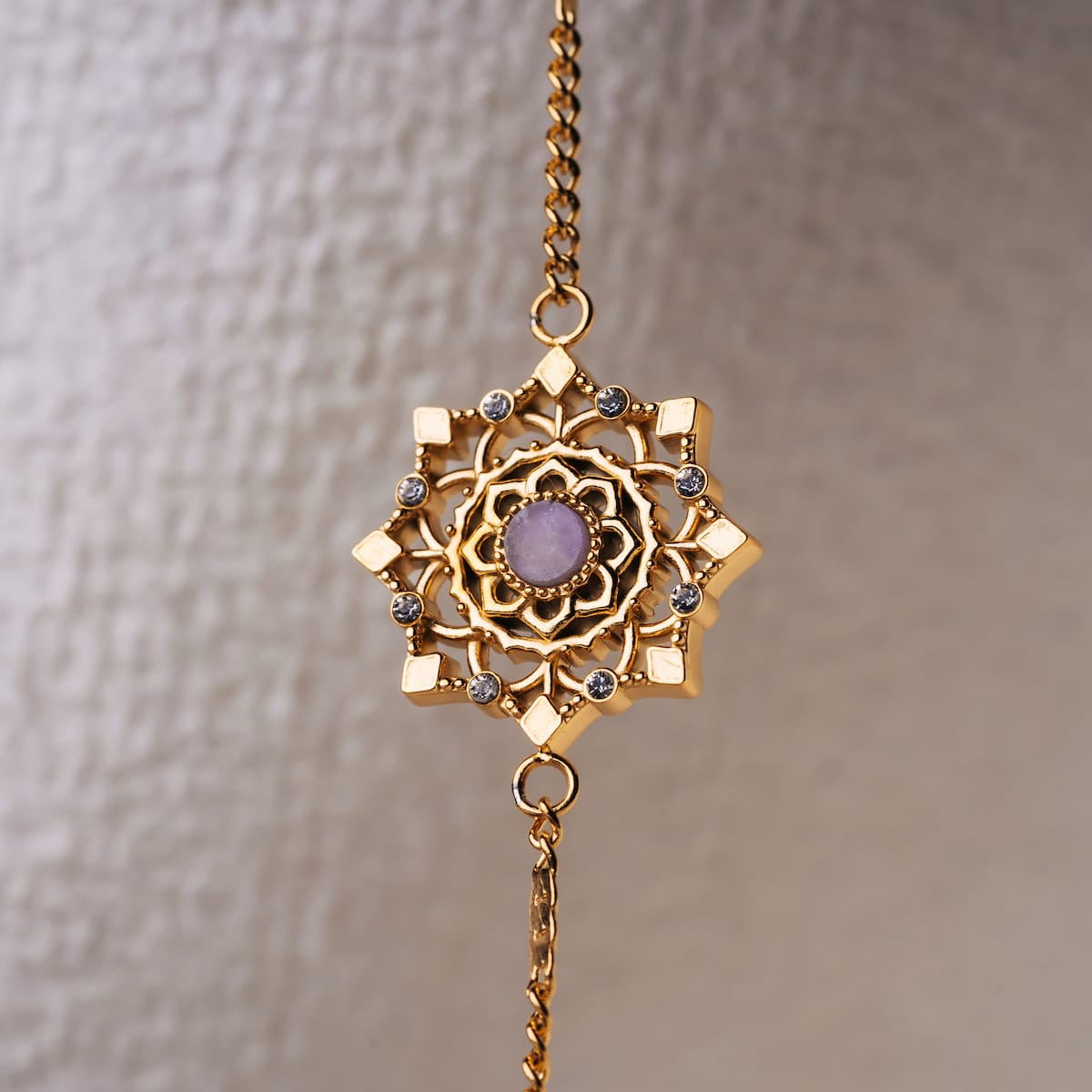 Bracciale "Aphonia" con un design intricato in oro con accenti ametista.