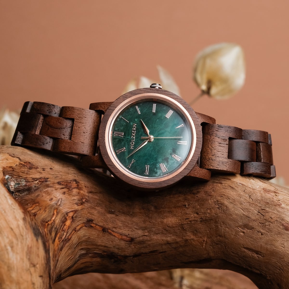 Orologio "Nymph" con una fascia in legno di noce e un volto in marmo, esaltando un'estetica naturale ed elegante.