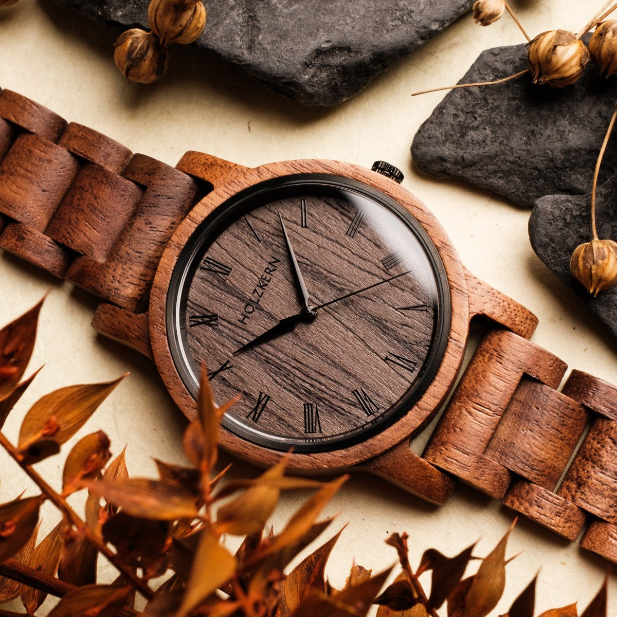 Orologio "Spring Evening", caratterizzato da una ricca texture in legno e dal design elegante in noce e legno di piombo.