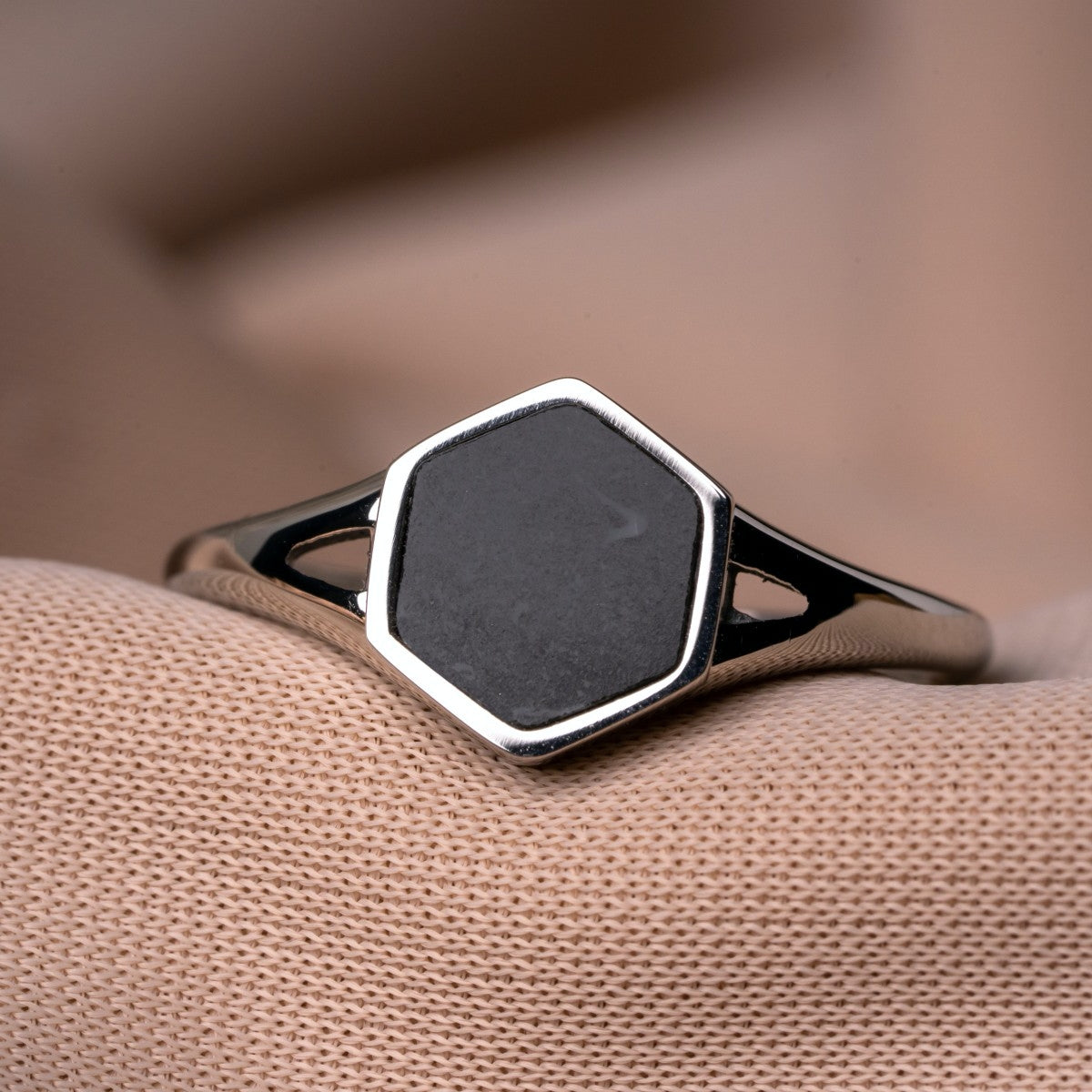 "Facade Ring": Elegante anello esagonale con intarsio in marmo e fascia d'argento.