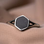 "Facade Ring": Elegante anello esagonale con intarsio in marmo e fascia d'argento.