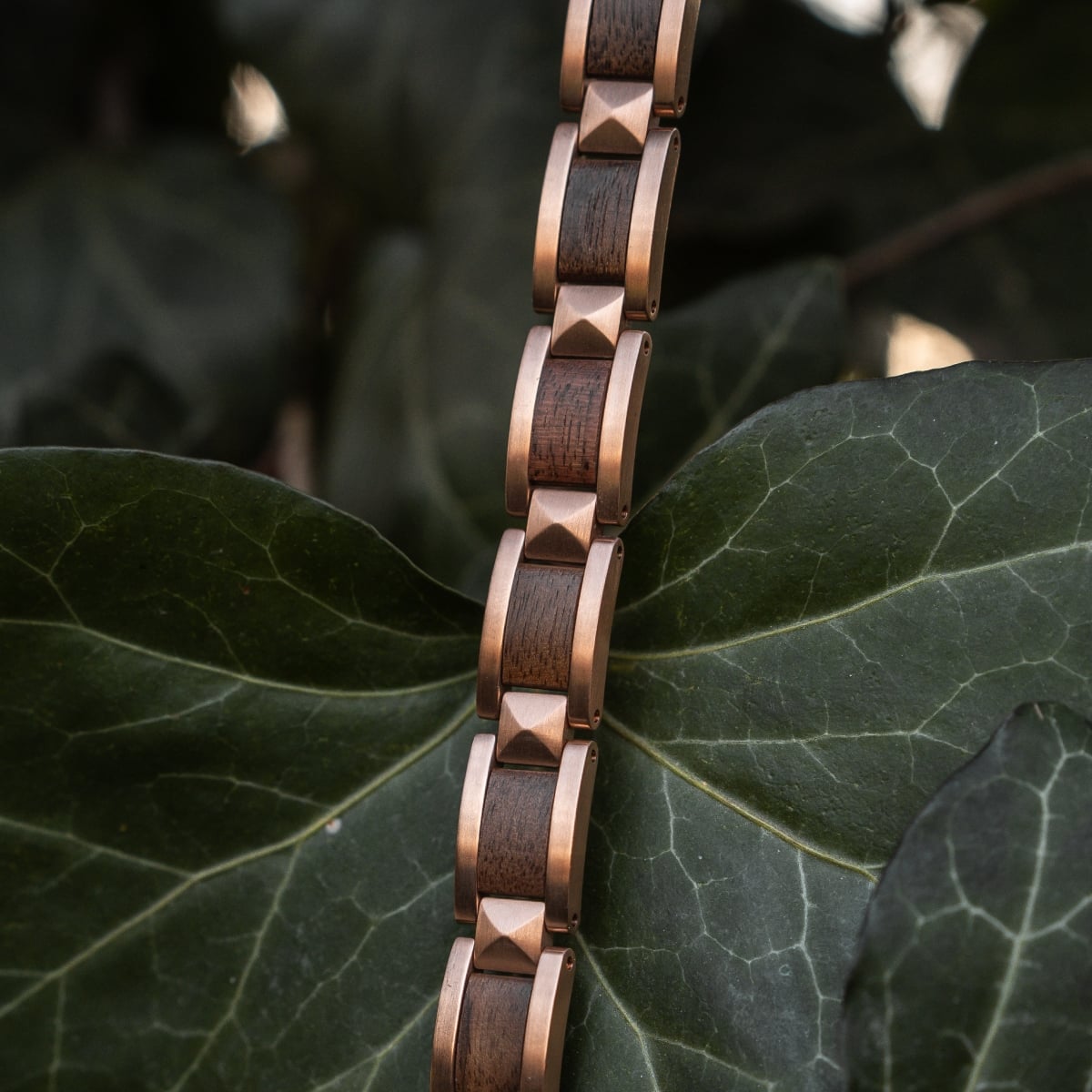 "Rhapsody" bracelet with walnut and rose gold links, featuring a natural, elegant style.