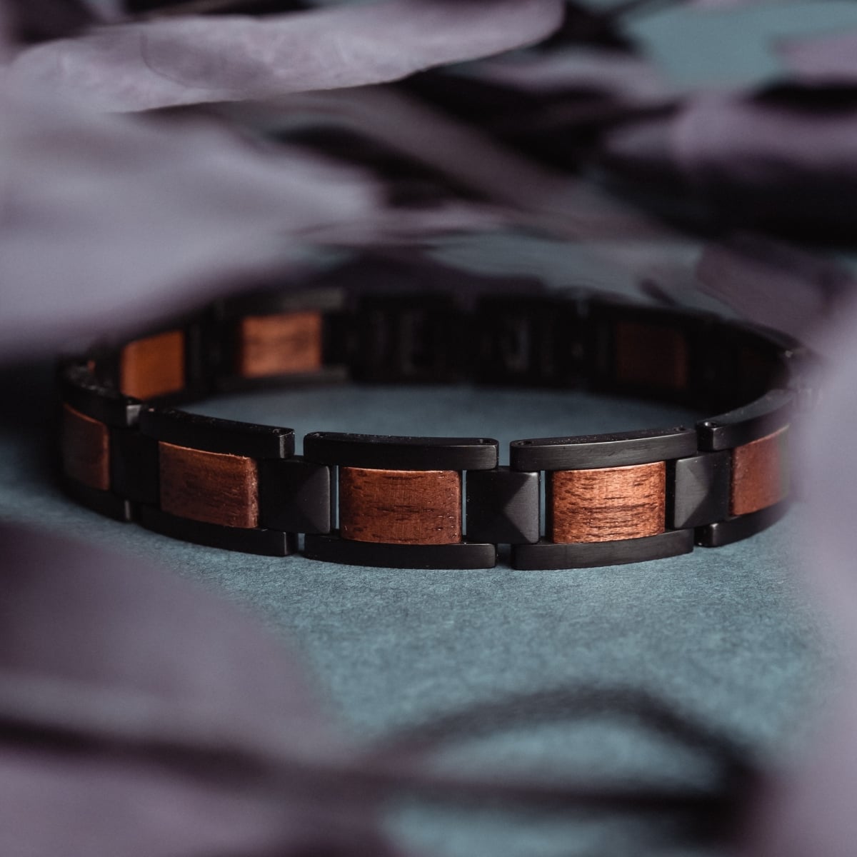 Bracciale "Rhapsody", con un design elegante in noce e nero.