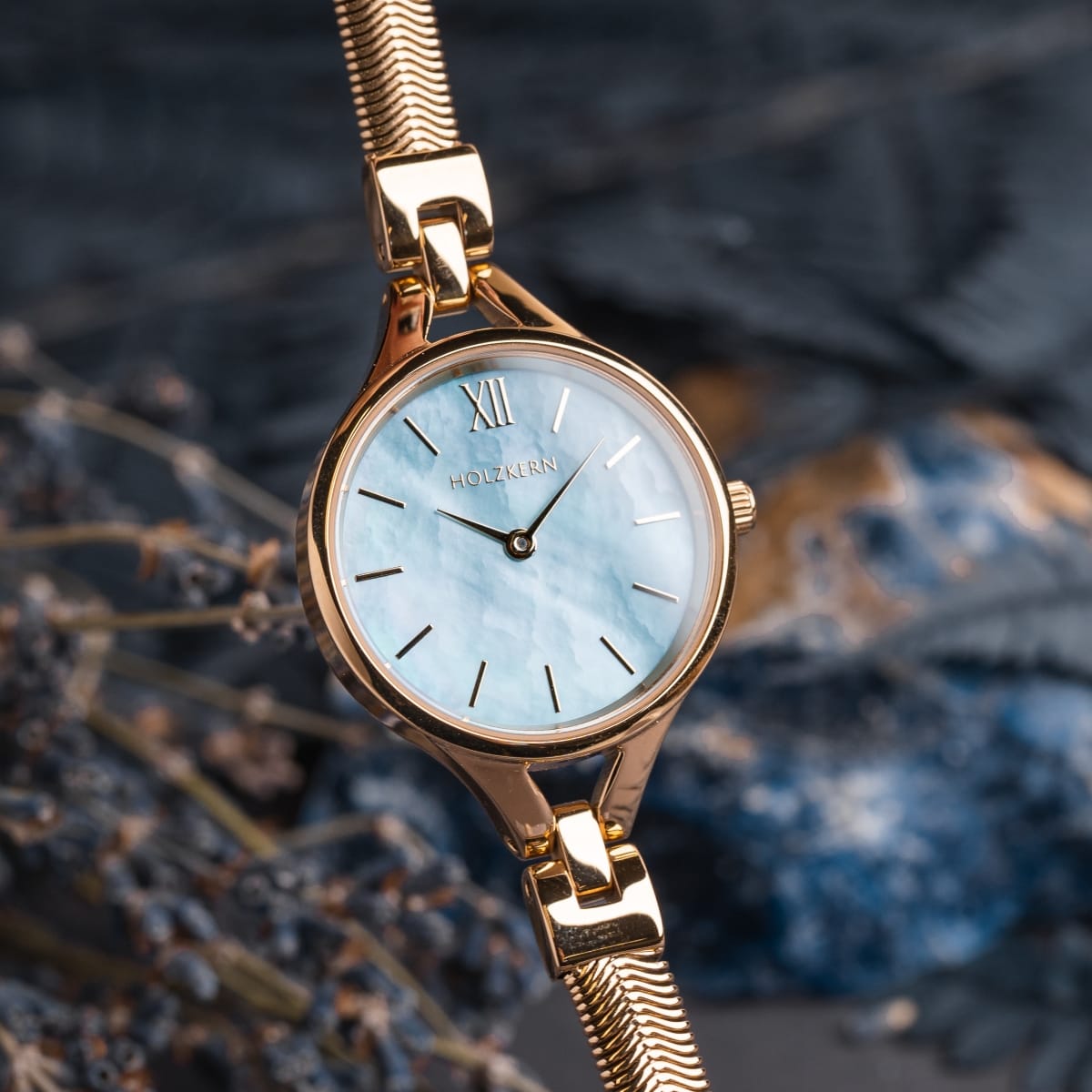 "Shesha" orologio con un viso e accenti d'oro nacre, design elegante e lussuoso.