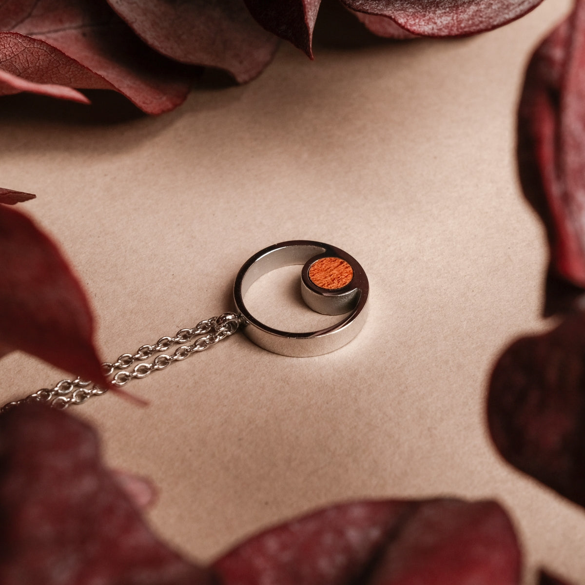 Collana "Pigment Collana", con un design circolare in legno di Koa e argento, con toni eleganti e terreni.