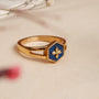 "Spectral Ring", un anello in oro dal design blu nacre con un dettaglio stellato, trasuda fascino elegante e moderno.