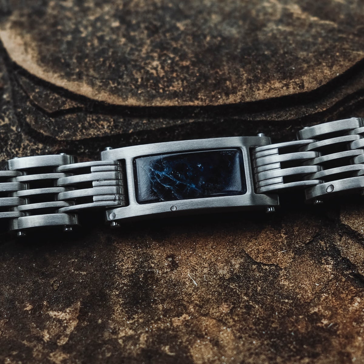 "Adagio" bracelet, featuring a sleek blue marble design with a silver finish.