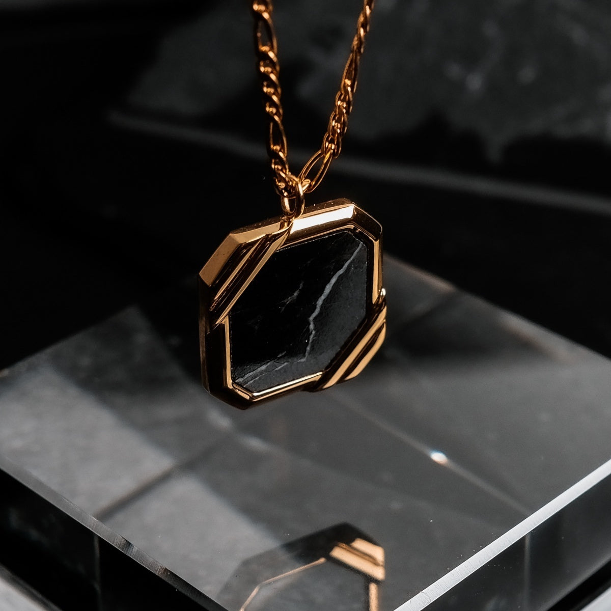 Collana "Scalar Collana" presenta un design elegante e moderno con finitura in marmo e oro.