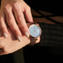 "Chitchat" Watch presenta un quadrante nacre e accenti in oro rosa, offrendo un elegante stile visivo.