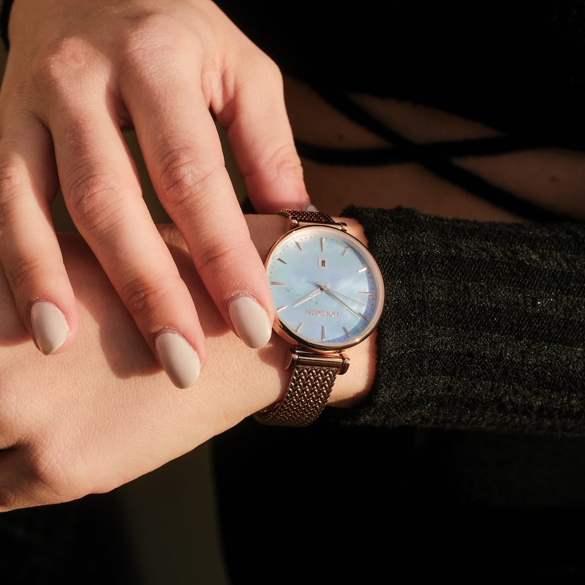 "Chitchat" Watch presenta un quadrante nacre e accenti in oro rosa, offrendo un elegante stile visivo.