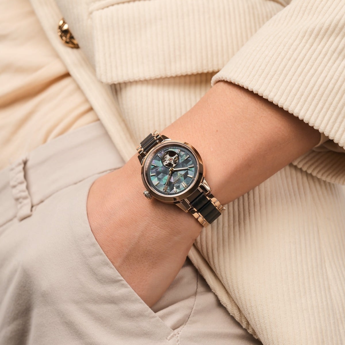 Orologio da polso "Luminaire" con accenti acero e viso nacre, elegantemente progettato per un look moderno.