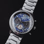 "Paracas", un elegante orologio cronografo in lapis lazuli e argento con un design audace e intricato di linea.