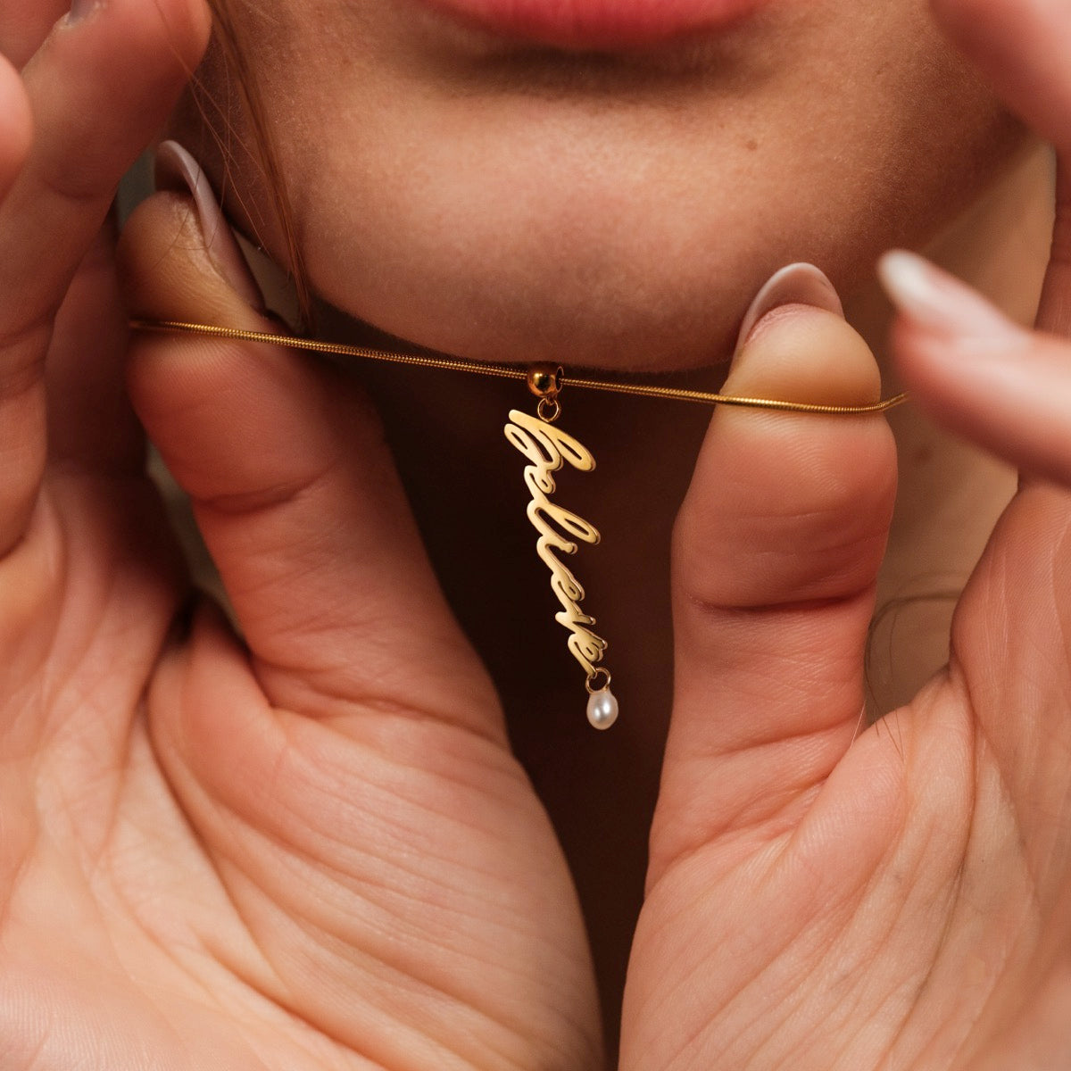 Collana "Believe-Charm", fascino oro e perla, stile elegante di scrittura.