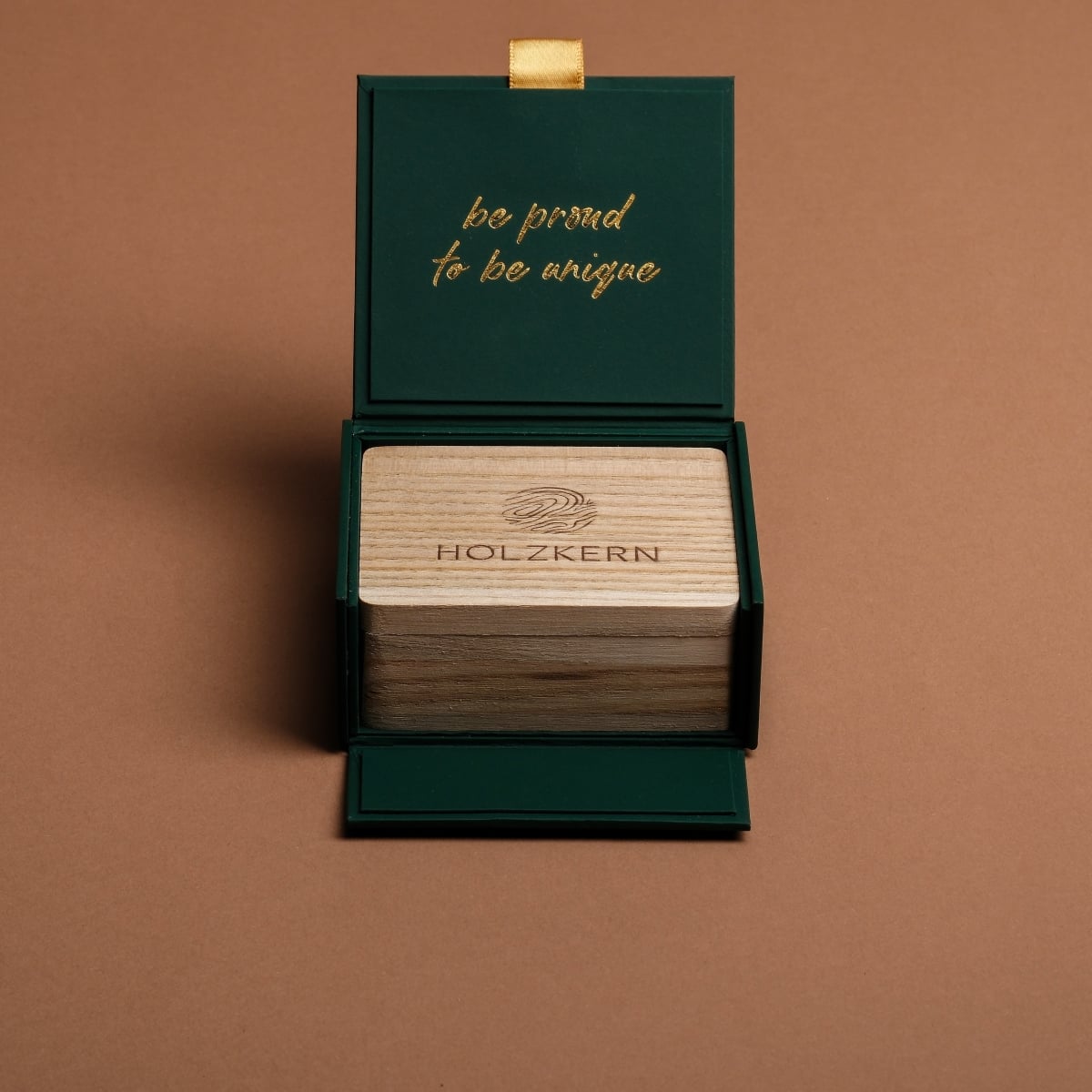 "Gift Box Jewellery" - Elegant green jewelry box with a wooden block interior and gold inscriptions.