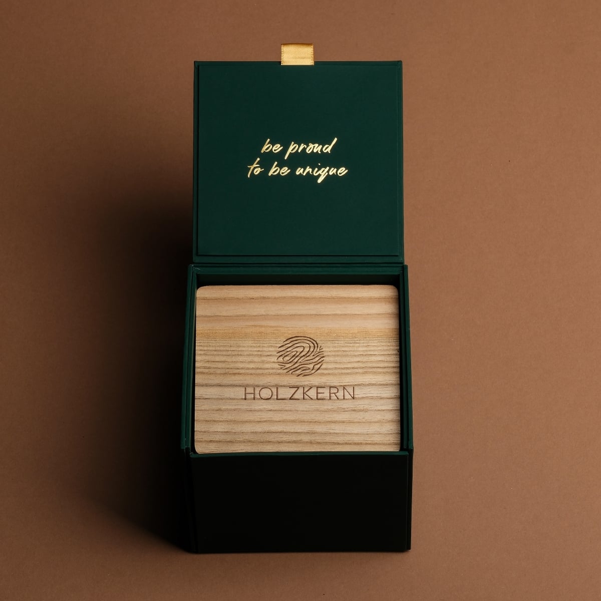 "Gift Box Watches & Bandlets" gift box, featuring watches and bandlets in an elegant green design with wood accents.