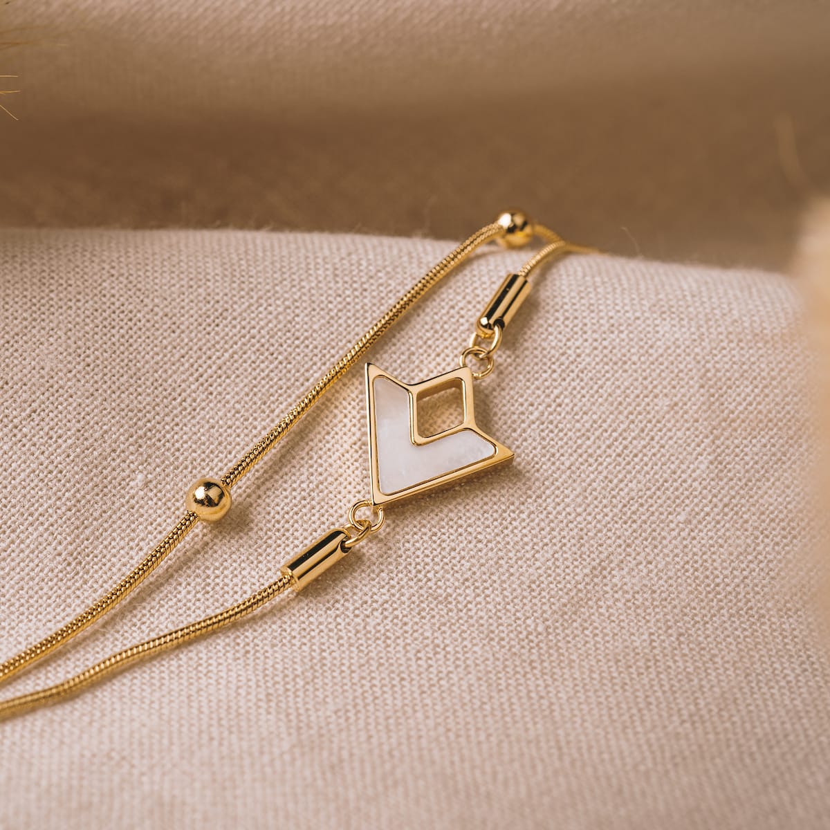 Bracciale "Conceptual" con un design geometrico, realizzato con accenti in bianco e oro per un look elegante.