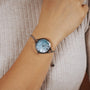 Orologio "Brighter", con accenti in argento e quadrante nacre, riflettendo lo stile elegante su un polso.
