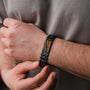 Bracciale uomo "Looper" con zebrawood e design nero, che mostra uno stile elegante e moderno.